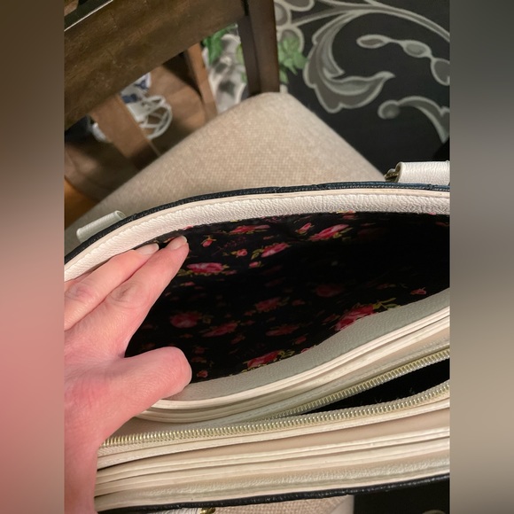 Large Betsey Johnson purse/crossbody - Picture 8 of 9